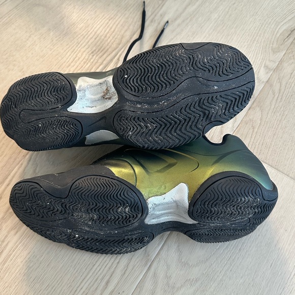 Supreme Nike Air Zoom Courtposite in a metallic gold/green colorway - Picture 5 of 5